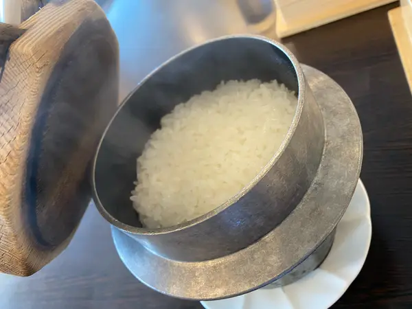 ごはんはお釜で一人前がでてきます