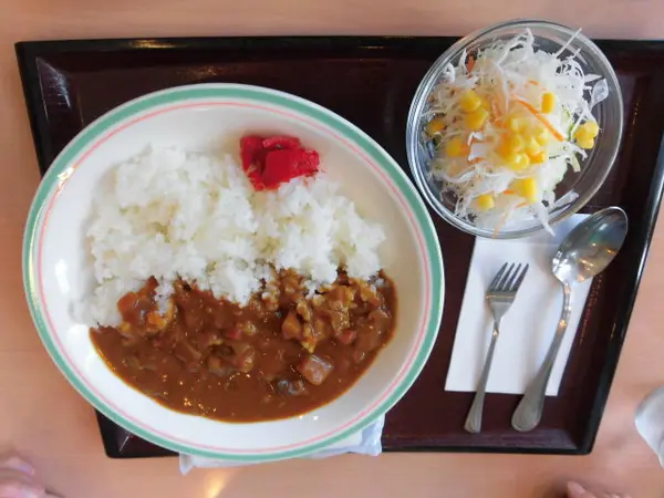 サラダ付きカレーライス