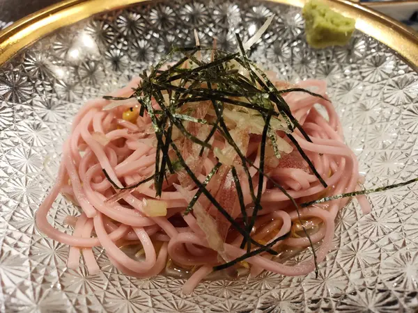 ピンクの麺