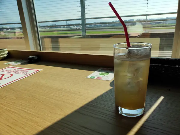 飛行機を眺めながら