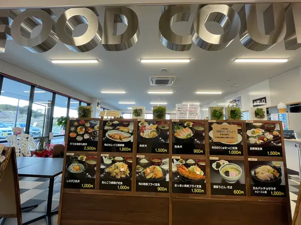 海鮮料理が美味しいと評判のフードコート