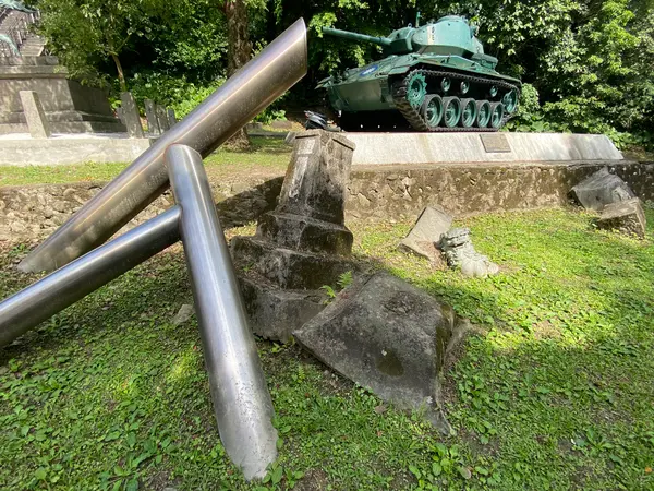埋められた灯篭と戦車