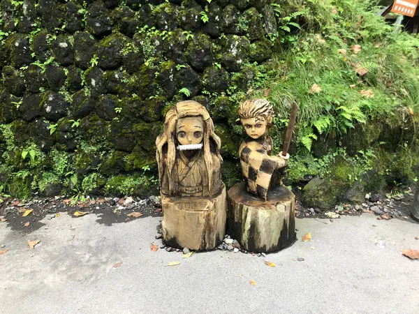 入口の木彫り