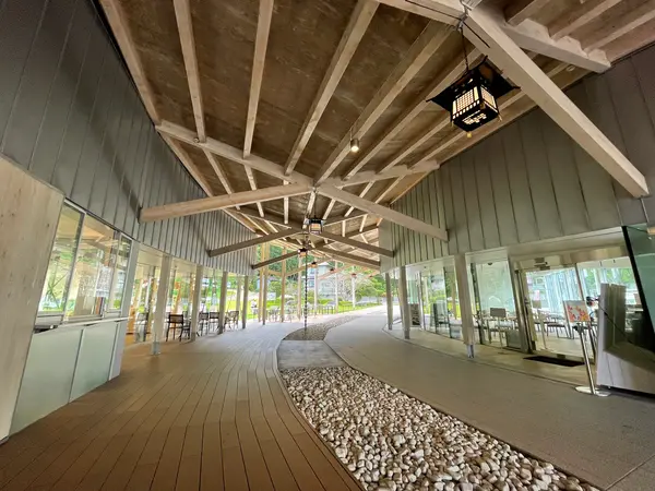神社とは思えないおしゃれな建築様式に注目