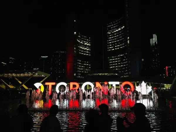 夜のTORONTOサイン
