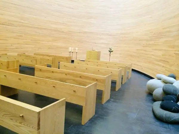 木材がふんだんに使われた温かみのある建築