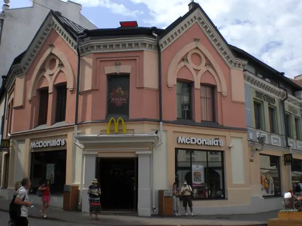 マクドナルドも中世的建物に