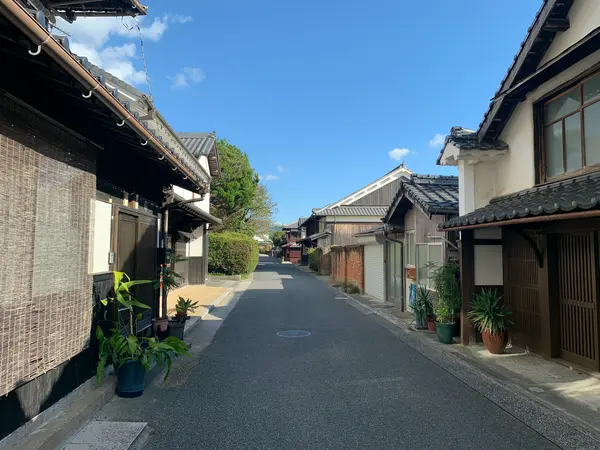 なだらかな斜面の道
