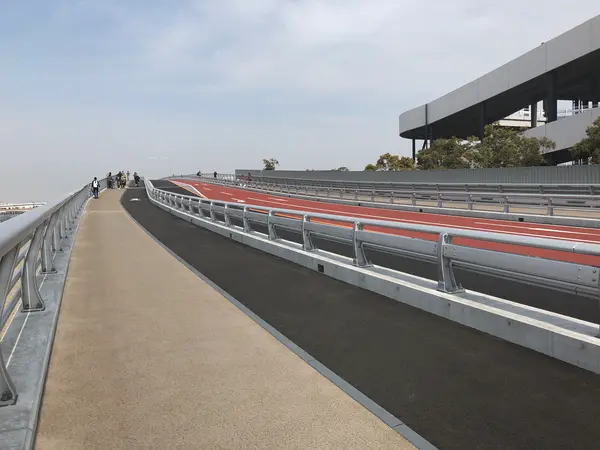 歩くことができる6.4キロの橋です！
