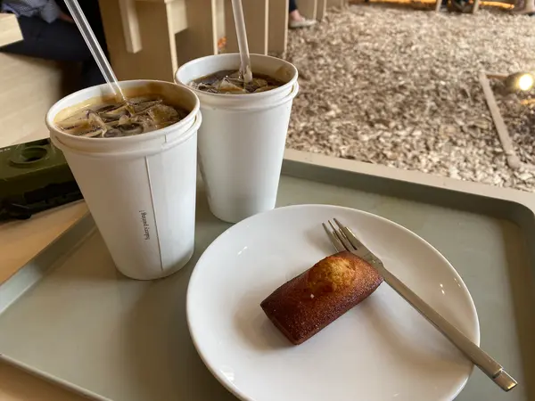 휘낭시에와 커피フィナンシェとコーヒー