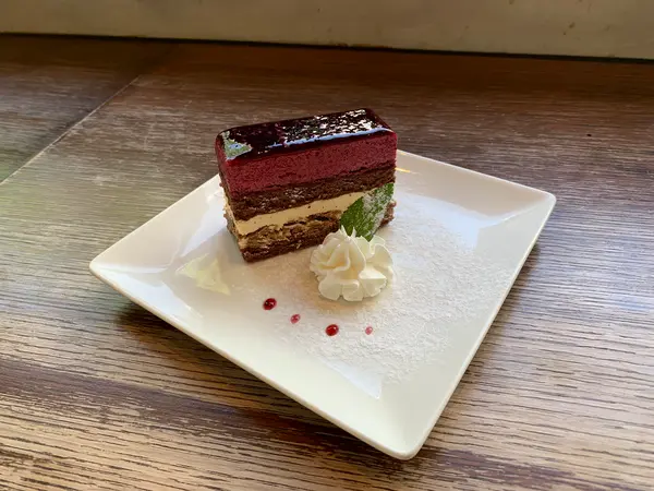カシスムースとクランチチョコのケーキ