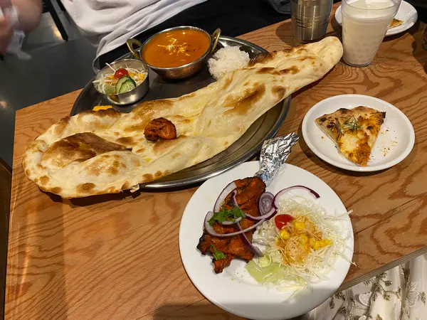 色々な店の料理を楽しめる