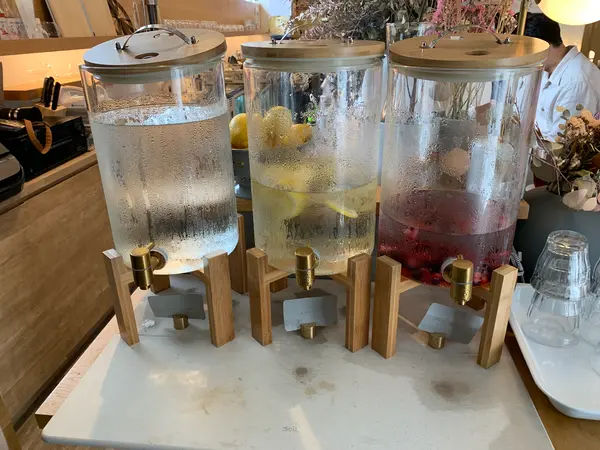 水とデトックスウォーター