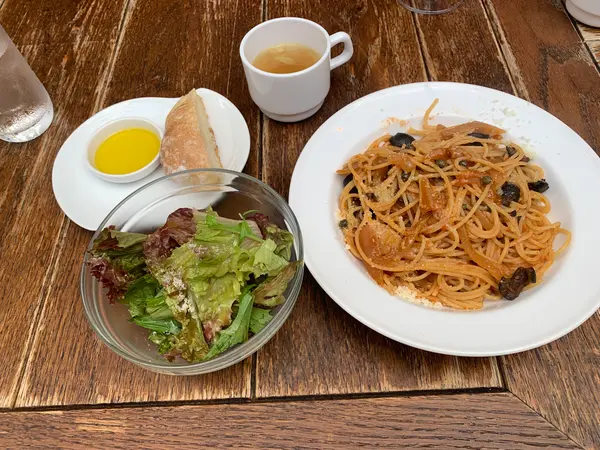 ヤリイカとオリーブ・ケッパーのトマトソース　950円