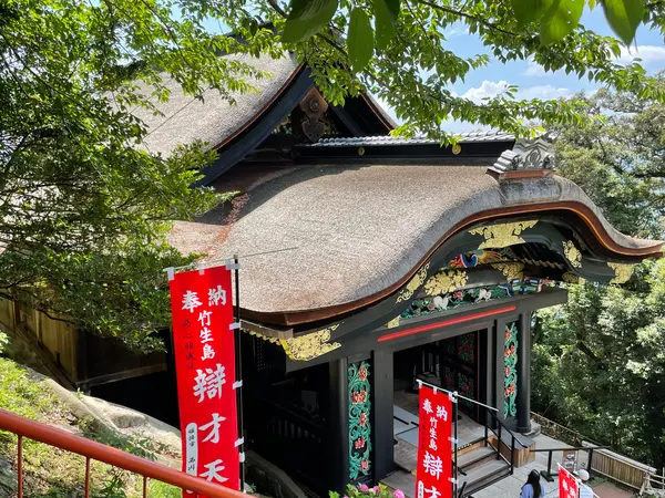 宝厳寺唐門（国宝）