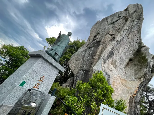 題目岩