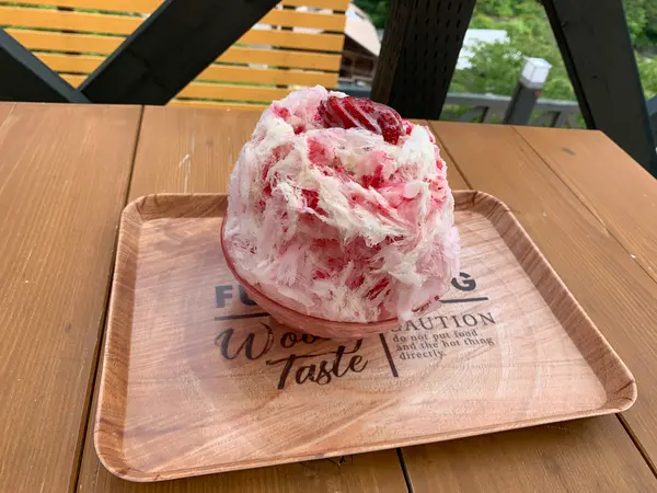 いちごのふわ雪かき氷　800円