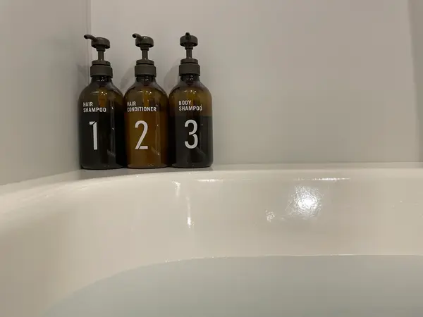 客室には広々としたバスタブ付き