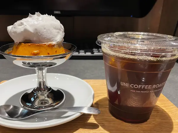 かためのプリン（左）とアイスファストブリュー（右）