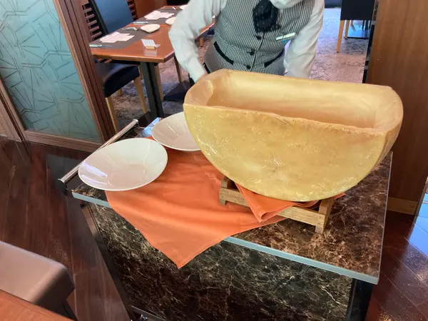 リゾットはチーズの中で仕上げてくれます
