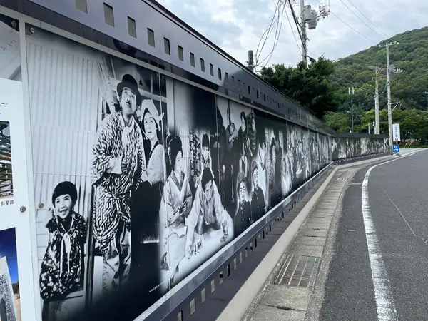壁一面に映画を切り取った写真が！👀
