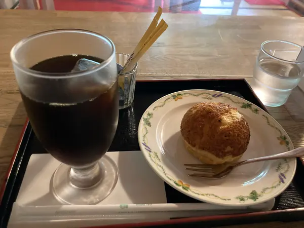 アイスコーヒーとシュークリーム