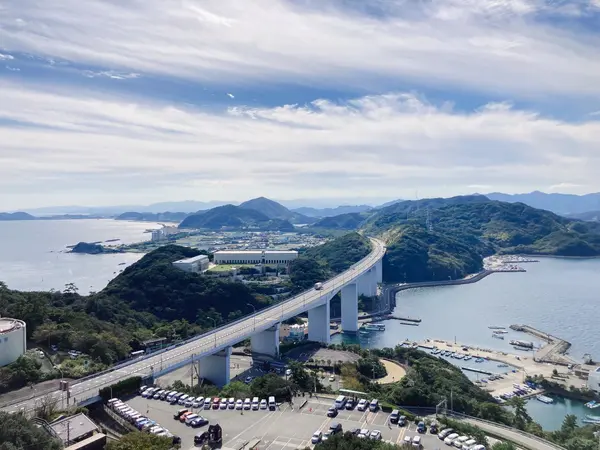鳴門市街地へと続く高速道路も