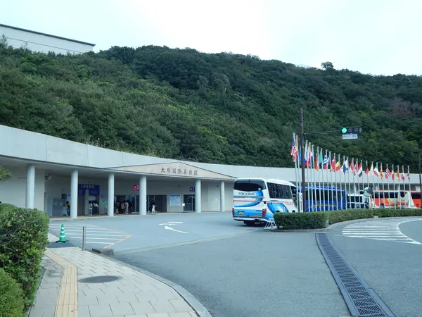 山の中に突如現るエントランス
