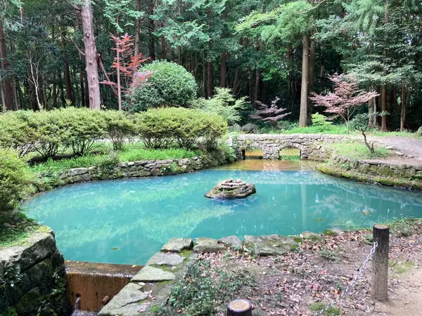 境内奥にひっそり「メガネ橋」