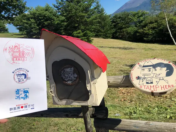 駐車場から丘に行く途中にアンティックな棚の中にパンフレットとスタンプラリー用の冊子あり