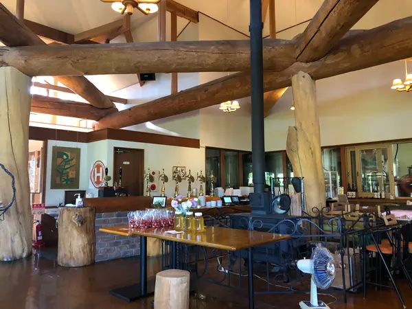 ビールサーバーが並ぶ店内