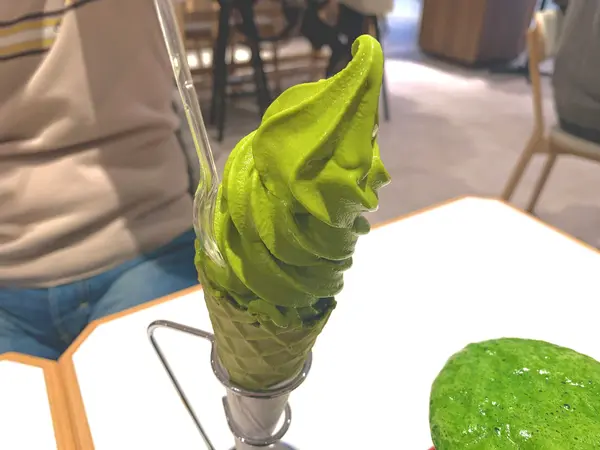 横浜店限定、ワッフルまで抹茶なソフトクリーム