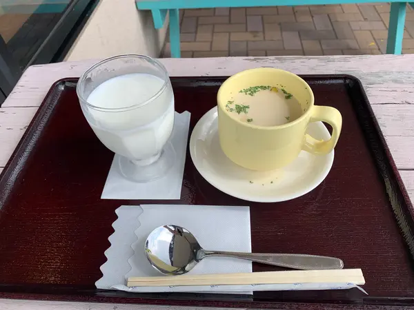 飲むヨーグルト¥250、もろこしおスープ¥250