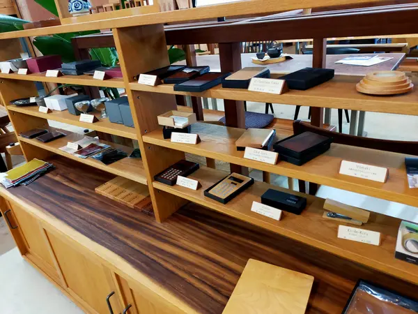 無垢材の小物も