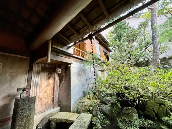 庭園から見える茶室