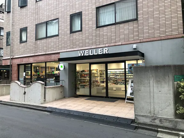 場所はビジネスセンターの真横の路地にあります