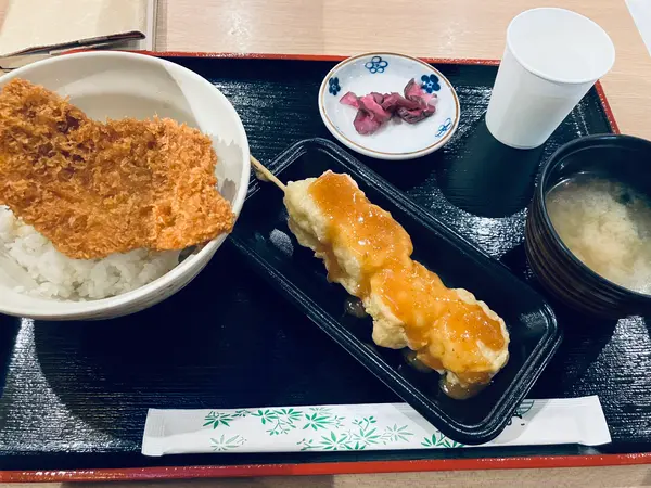 秩父名物わらじかつ丼・みそポテト