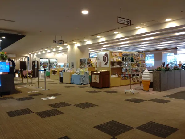 落ち着いた館内