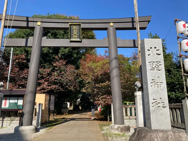 通りから大きな鳥居が見えます⛩