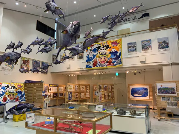 天井から吊るされる魚