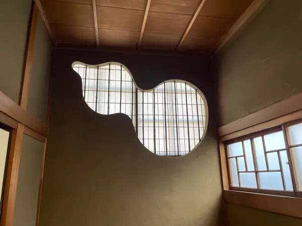 2階にはこんな可愛らしい窓が👀