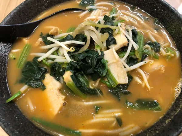 ウーラースープにチャーシューとほうれん草をトッピング