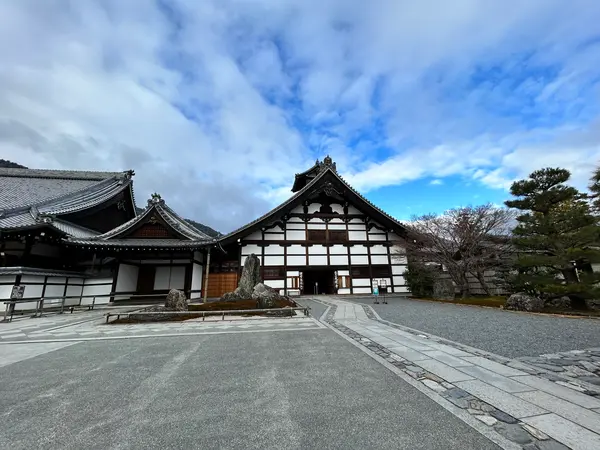 本堂からも庭園は臨める