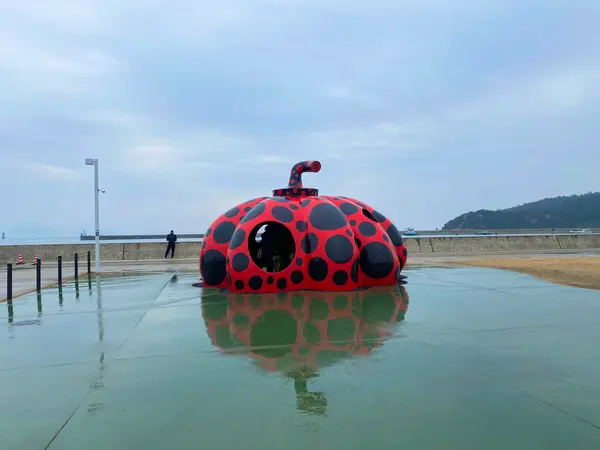 草間彌生さんの赤かぼちゃ