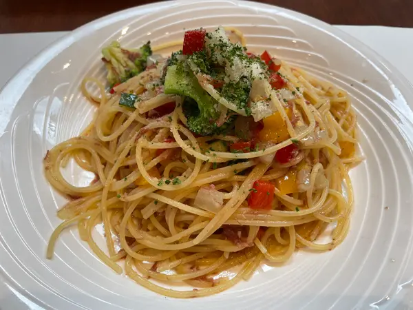 コンビーフと野菜のパスタ