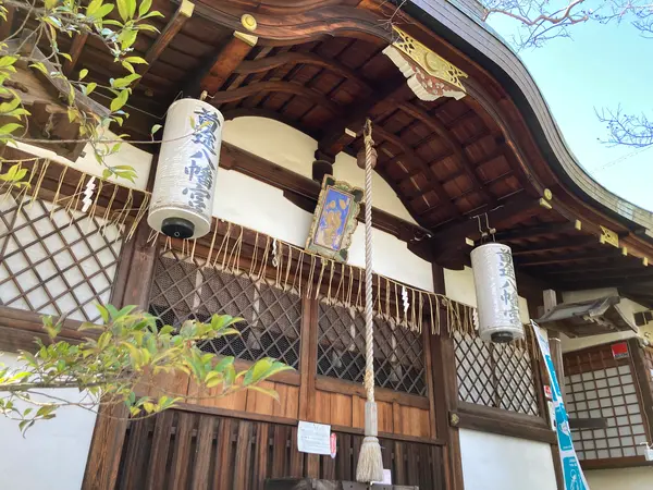 奥の高台に本殿があります