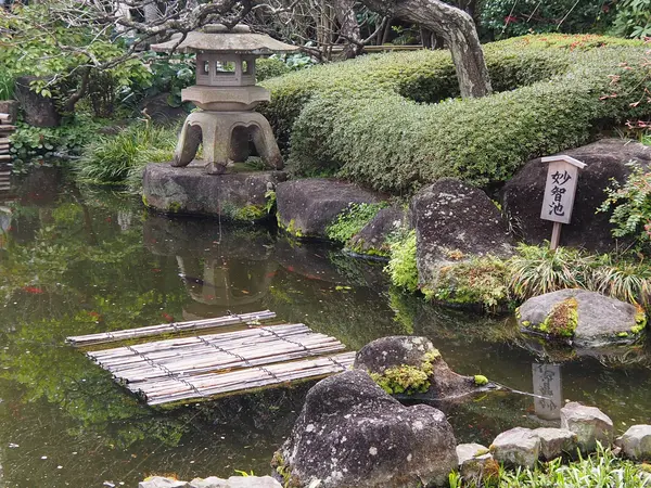 ここから本殿を目指して階段を登ります