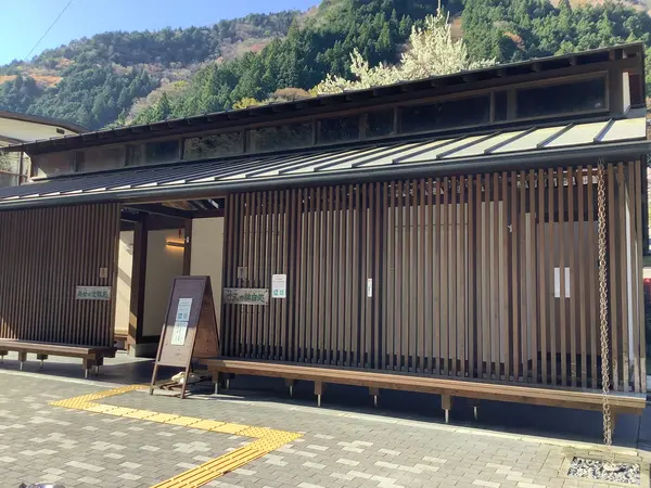 お手洗いは外のを使います。