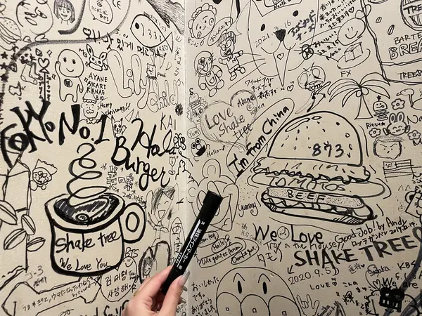 落書きもオシャレな壁