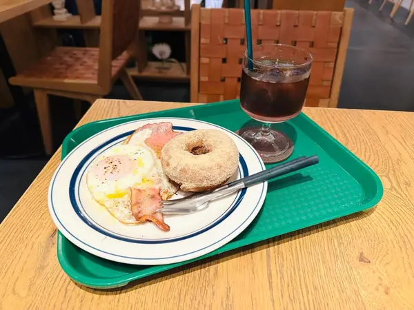【揚げたてドーナツ、ドリンクセット＋ベーコンエッグ　780円】